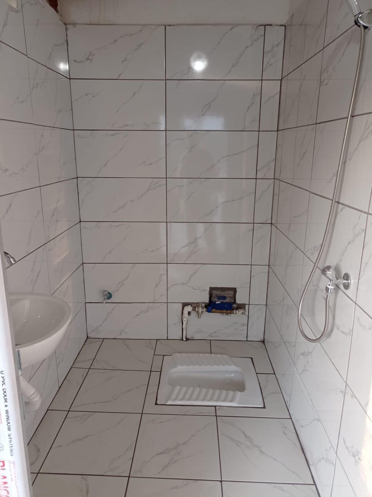 Tamamlanmış banyo, duş bataryası ve lavabo