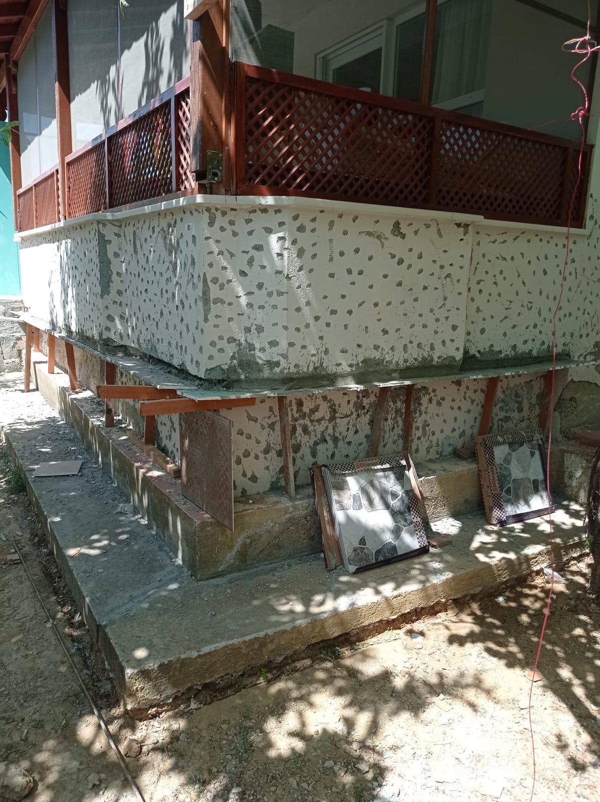 Seramik kaplama öncesi, yapıştırıcı uygulanmış veranda subasman duvarı