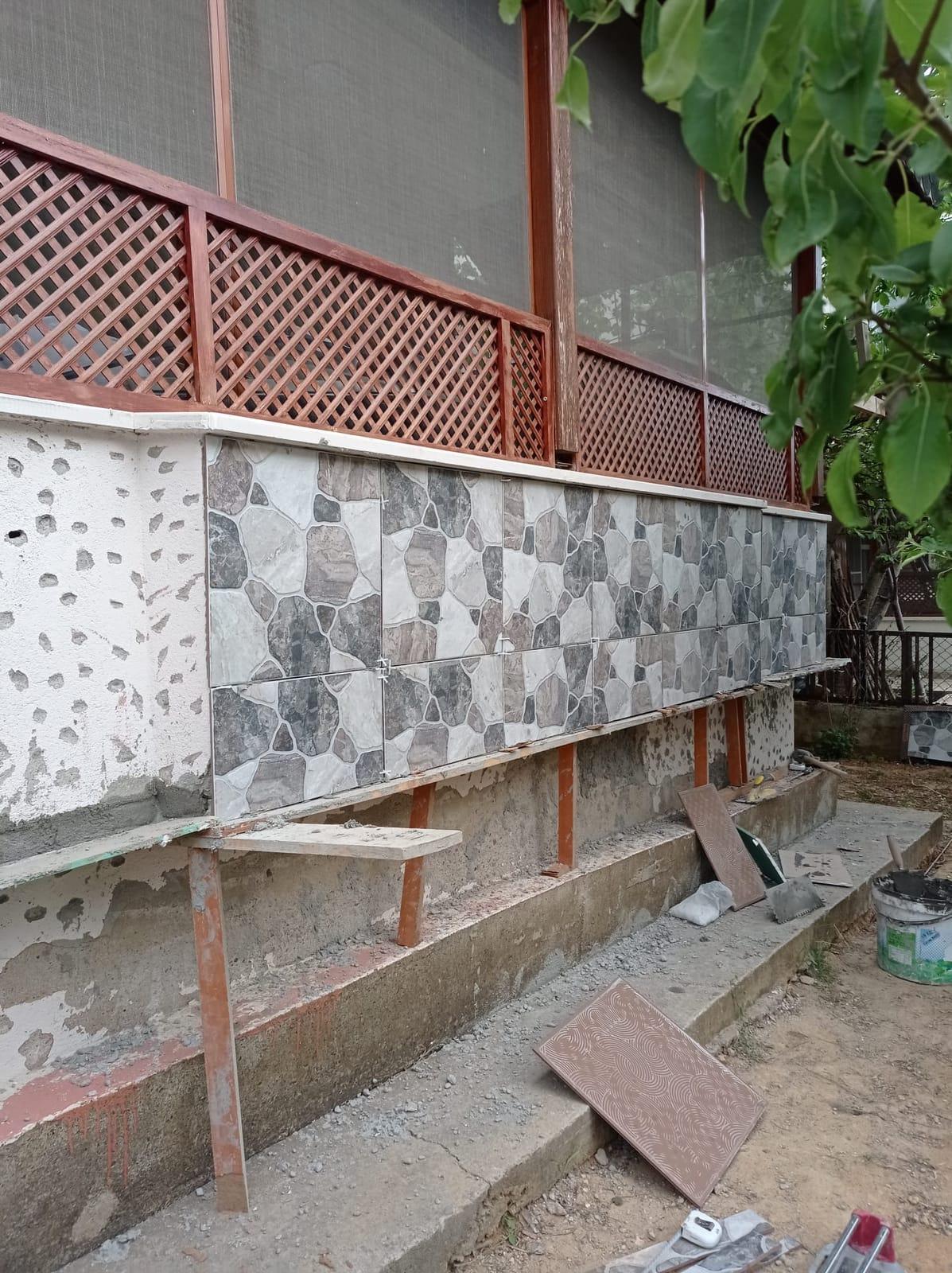 Subasman duvarına taş desenli seramik kaplanıyor