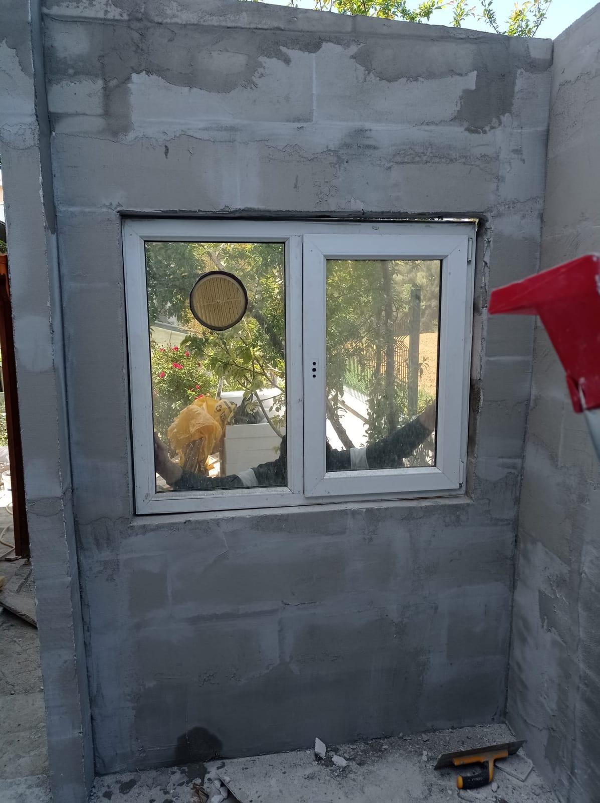Örülen duvar ve takılan pencere