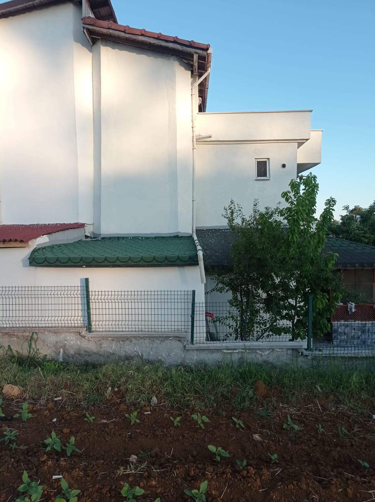 Yeşil shingle çatısı tamamlanmış ek bina — sonrası
