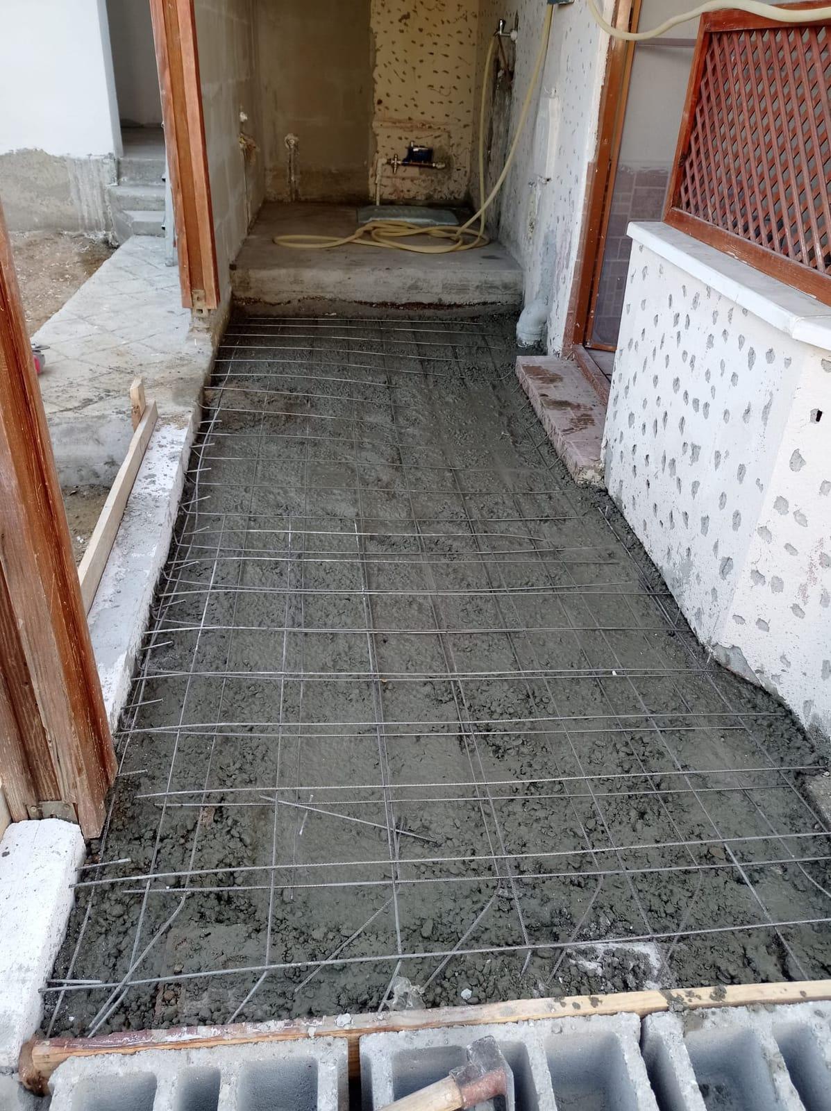 Hasır çelik serilip betonu dökülen bahçe geçidi