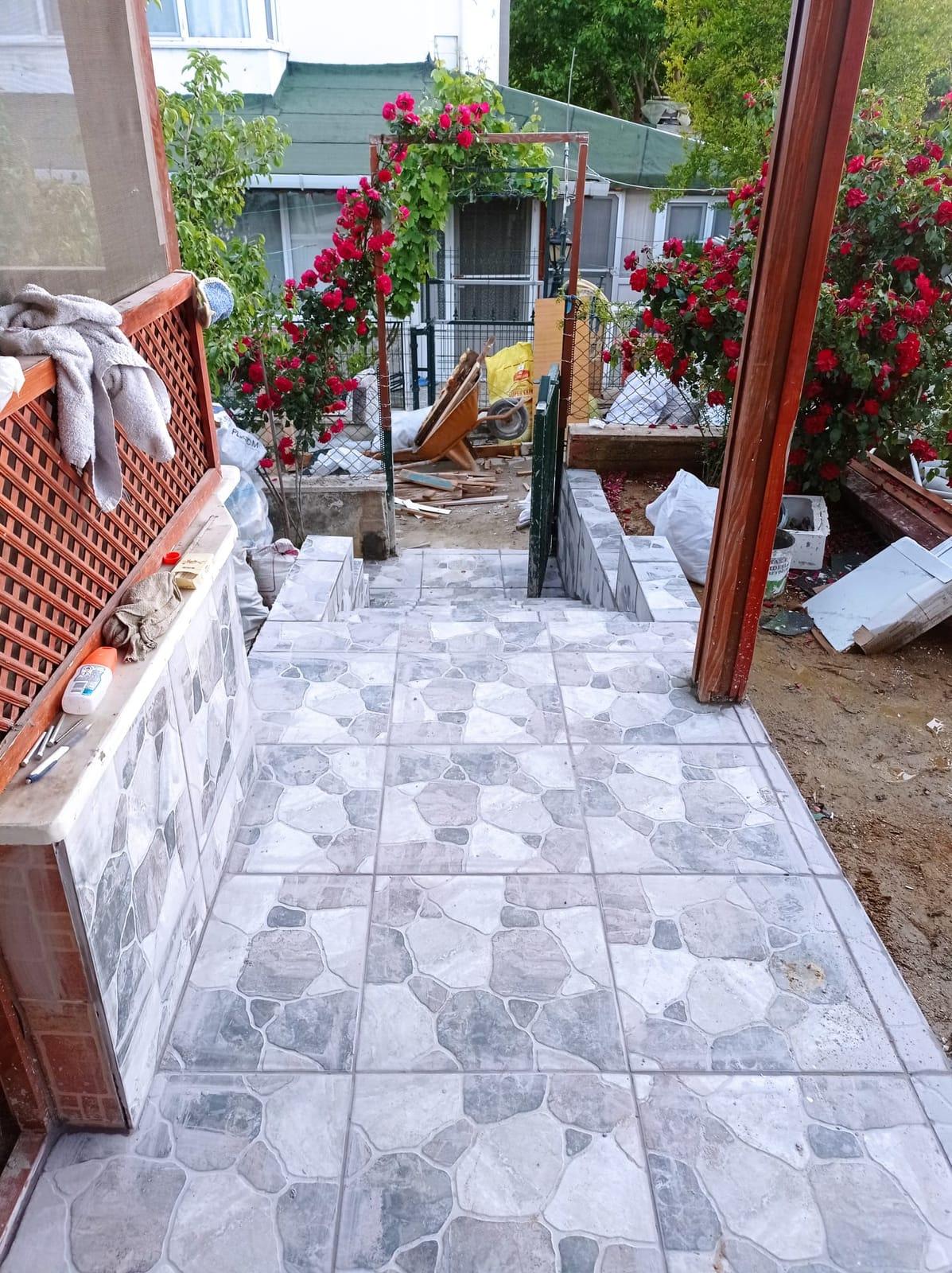 Taş desenli seramikle kaplanmış bahçe geçidi