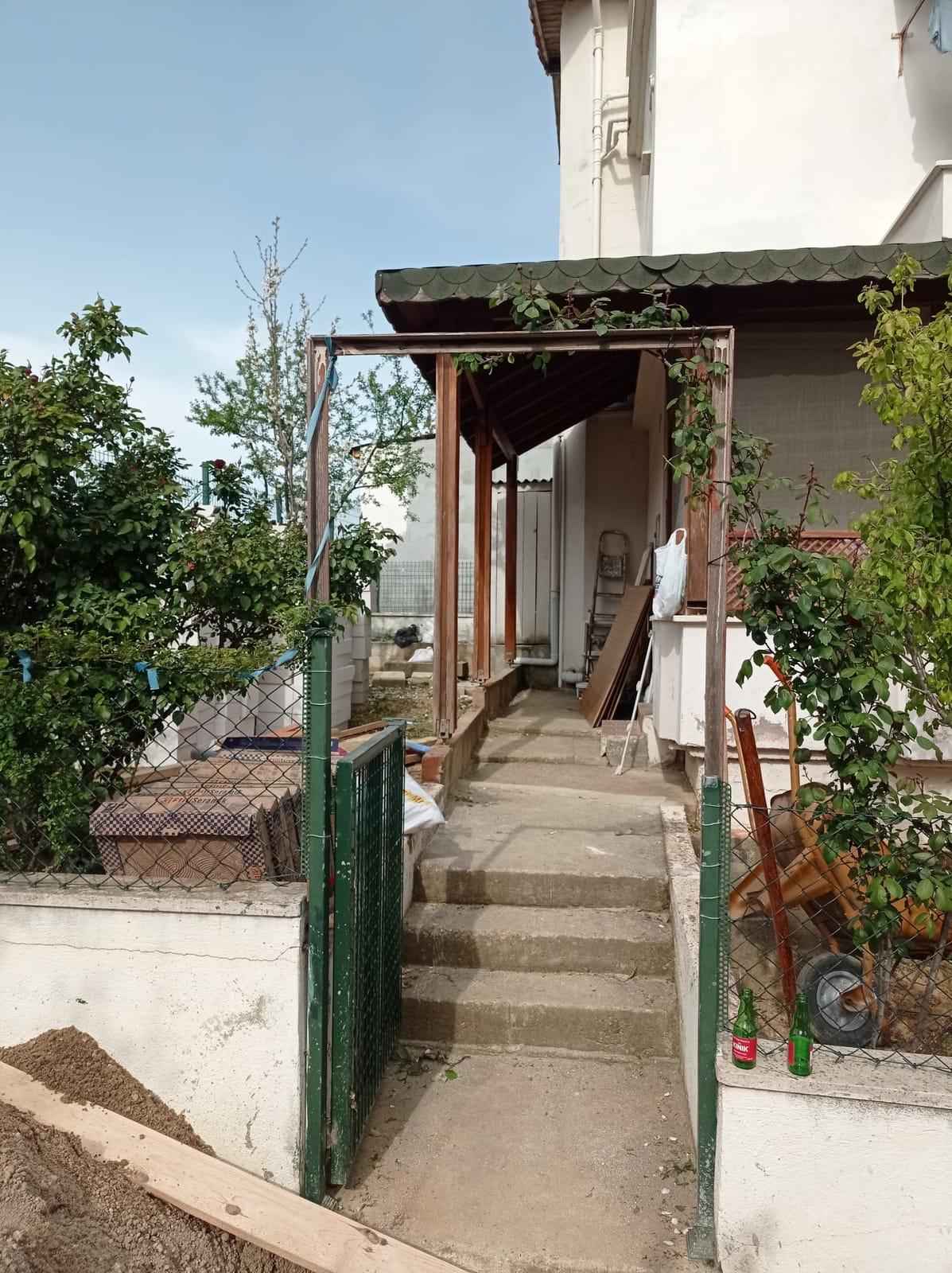 Yenileme öncesi beton giriş merdiveni ve bahçe kapısı
