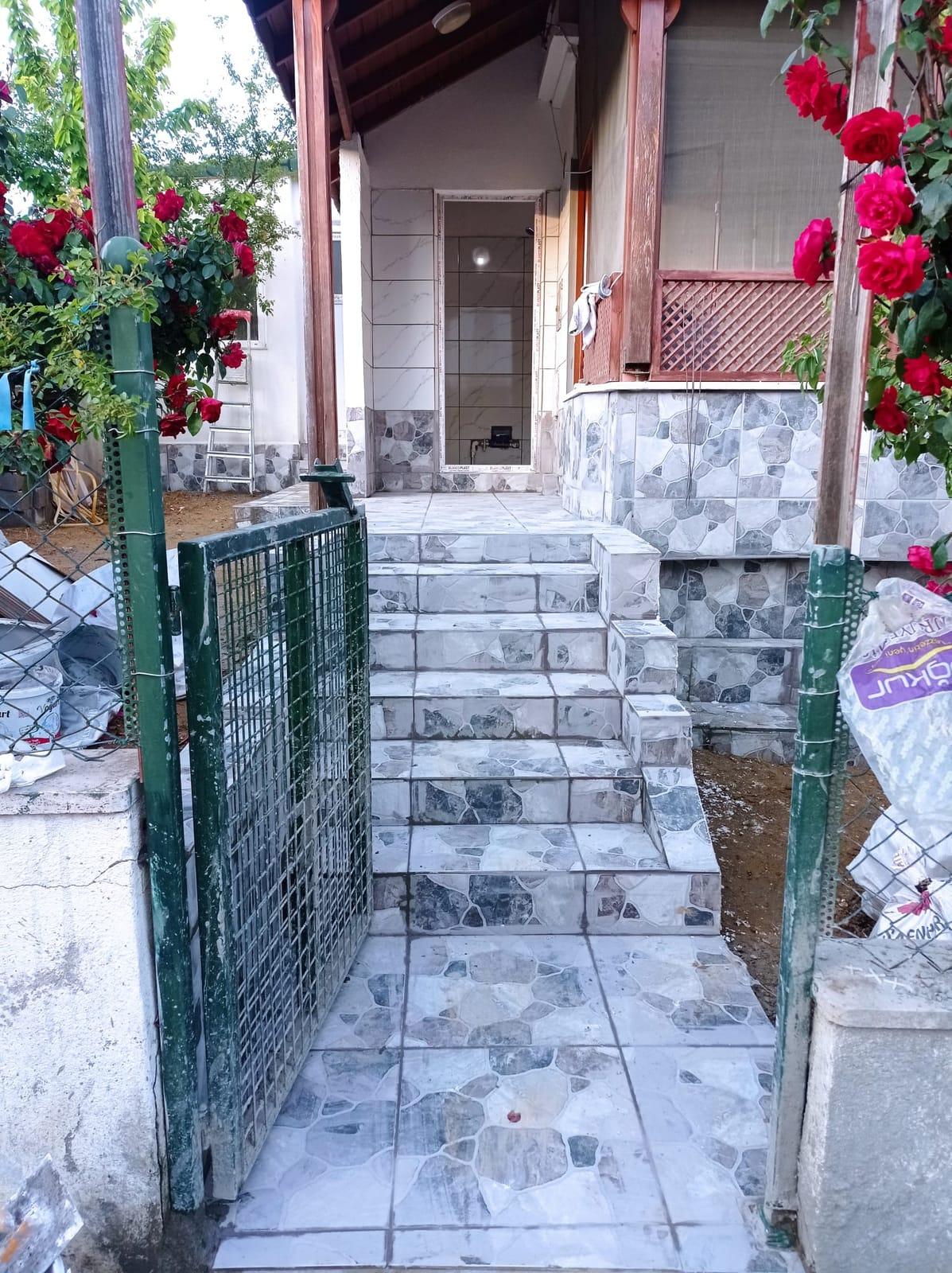 Seramikle kaplanarak yenilenen giriş merdiveni ve bahçe kapısı