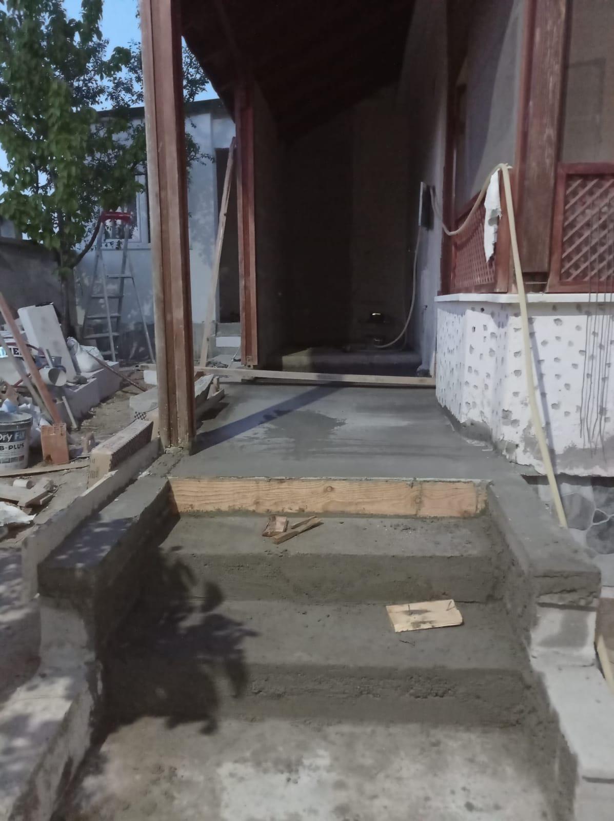 Kalıbı alınmış beton merdiven basamakları