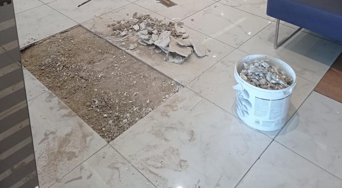 Sökülmüş seramik alanı ve moloz dolu kova